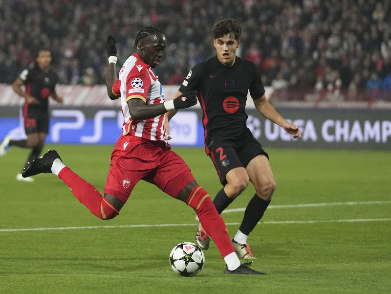Hráč Barcelony Pau Cubarsi (vpravo) stráži Cherifa Ndiayeho z Belehradu