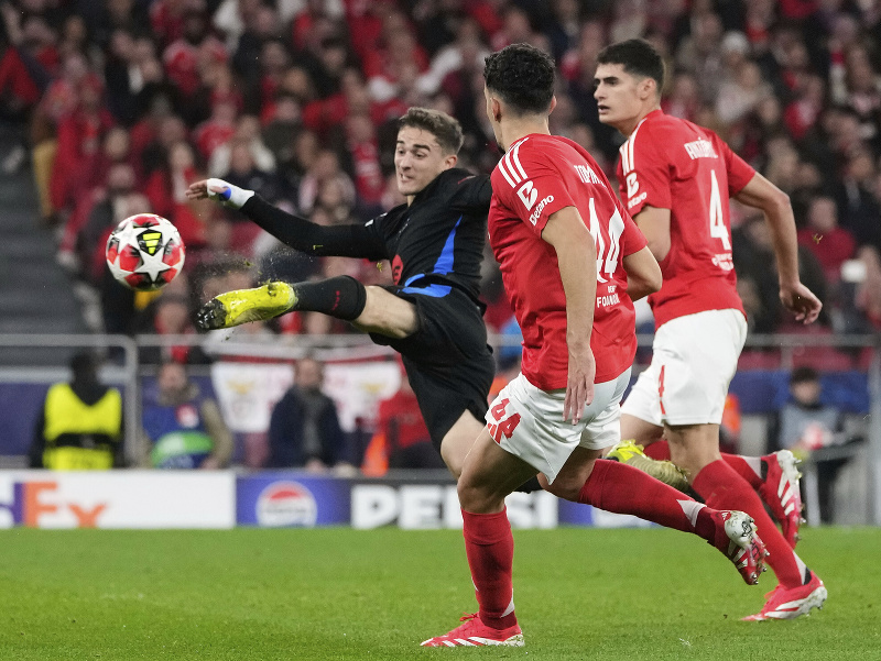 Gavi a dvojica hráčov Benficy Tomas Araujo, Antonio Silva