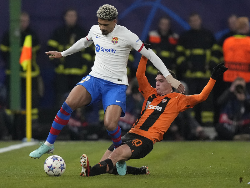Heorhiy Sudakov a Ronald Araujo v súboji o loptu 