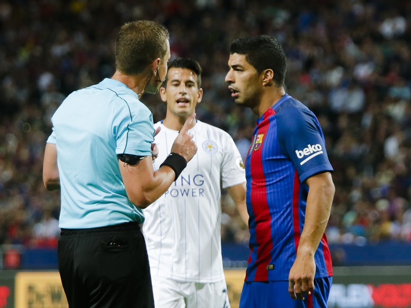 Luis Suárez v rozhovore s rozhodcom