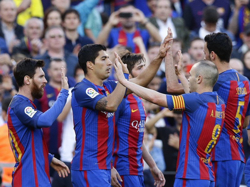 Hráči Barcelony sa radujú z gólu