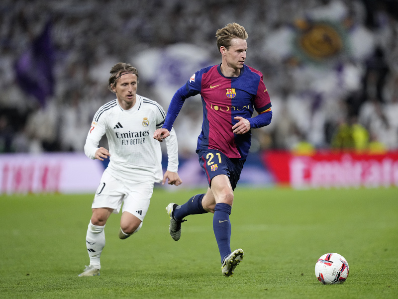 Frenkie De Jong, záložník FC Barcelona, za ním Luka Modrič