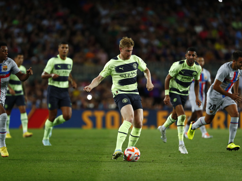 Kevin De Bruyne sa snaží prihrať cez obranu Barcelony