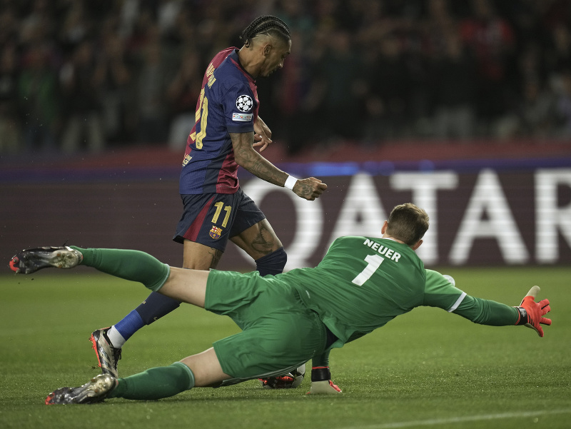 Hráč Barcelony Raphinha skóruje cez brankára Bayernu Manuela Neuera (vpredu)