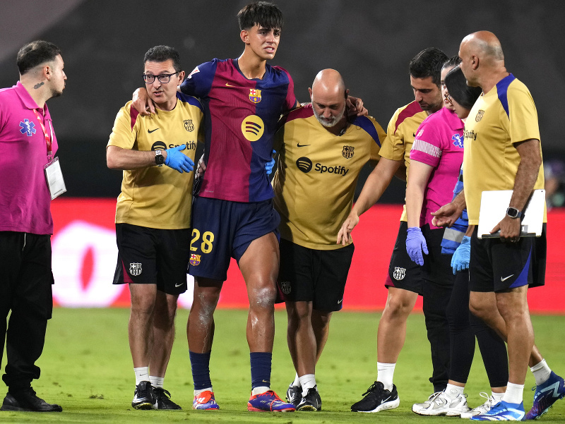 Na snímke zranený futbalista Marc Bernal z FC Barcelony