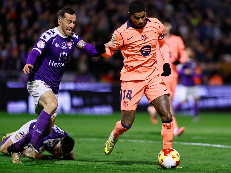 Hráč Barcelony Marcus Rashford (vpravo) bojuje o loptu 
