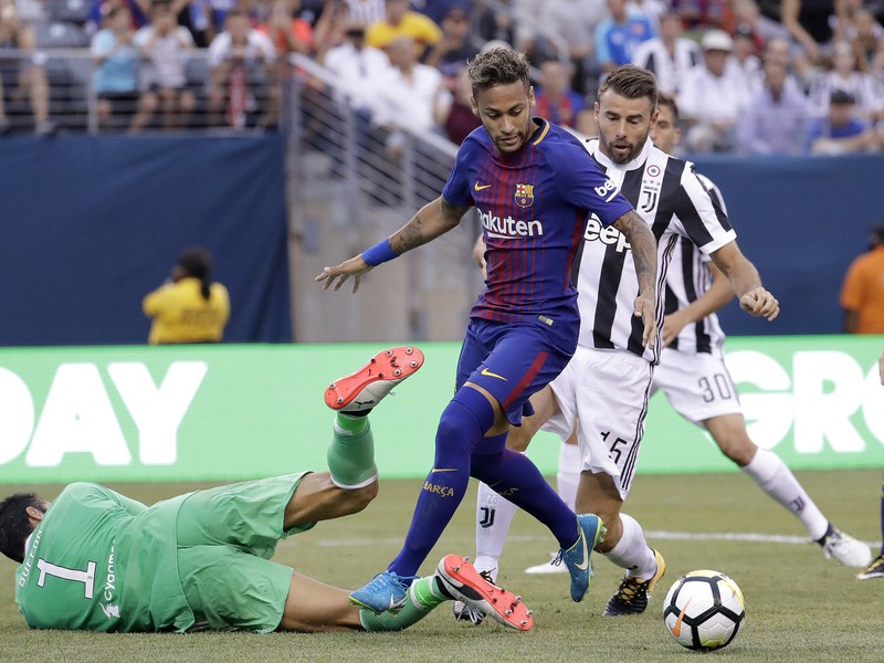 Neymar pred brankárom Juventusu Buffonom