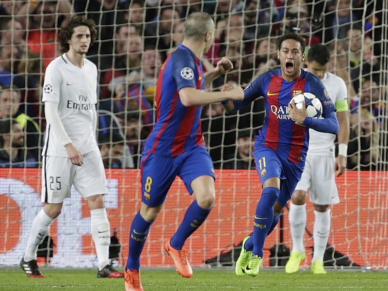 Futbalista FC Barcelona Neymar sa teší po strelení gólu