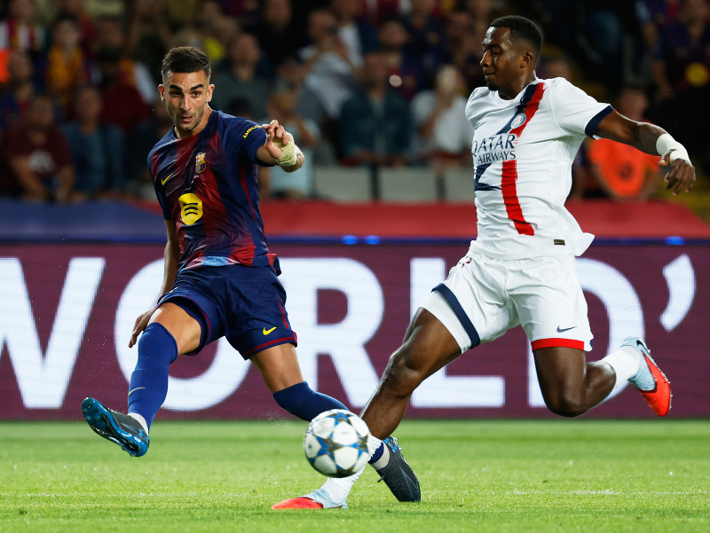 Willian Pacho blokuje strelu  od Ferrana Torresa
