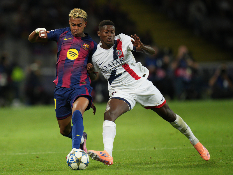 Lamine Yamal a hráč PSG Nuno Mendes (vpravo) bojujú o loptu