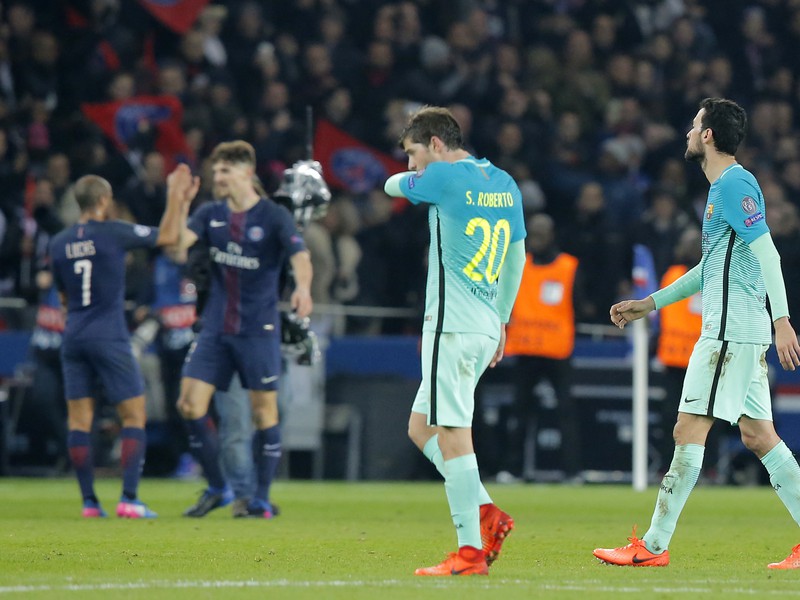 Sklamaní hráči Barcelony Sergi Roberto a Sergio Busquets