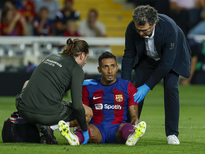 Futbalista Barcelony Raphinha je v opatere lekárov