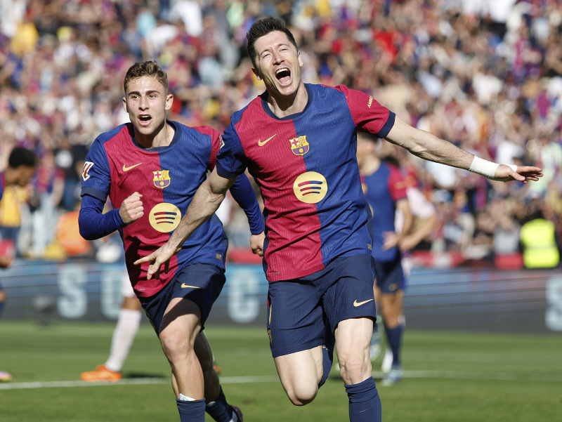 Robert Lewandowski (vpravo) oslavuje strelený gól