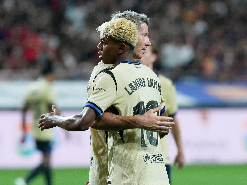 Robert Lewandowski a Lamine Yamal oslavujú strelený gól Barcelony
