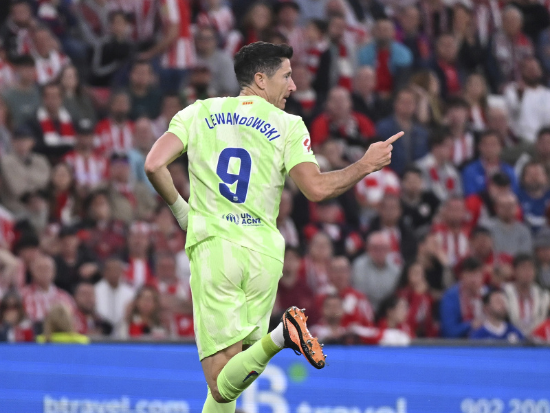 Hráč Barcelony Robert Lewandowski (vľavo) oslavuje gól