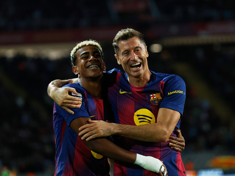 Robert Lewandowski a Lamine Yamal oslavujú gól
