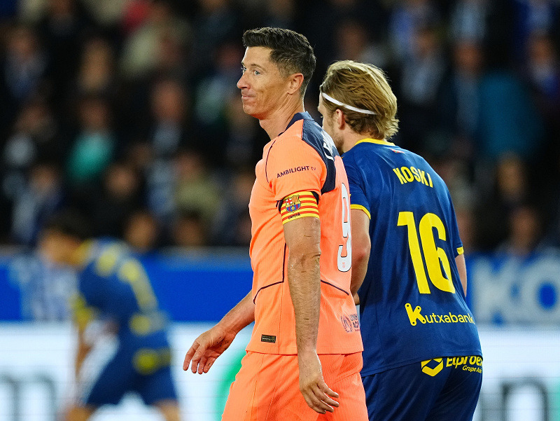 Frustrovaný Robert Lewandowski v súboji s Alavesom