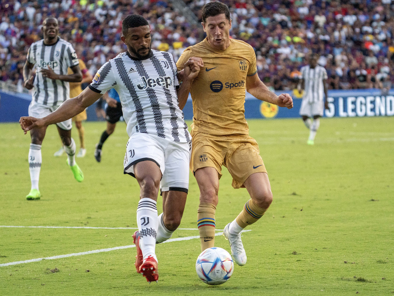 Obranca Juventusu Gleison Bremer Silva a útočník Barcelony Robert Lewandowski v súboji o loptu