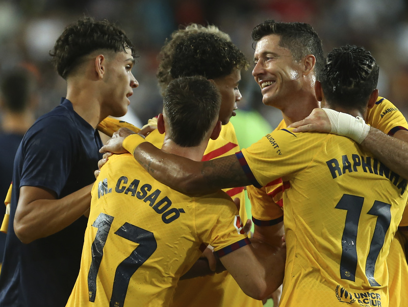 Hráči FC Barcelony oslavujú gól z kopačky Roberta Lewandowského