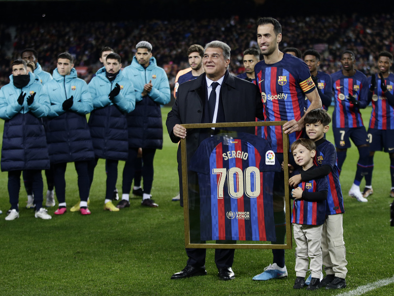 Sergio Busquets prijíma ocenenie za 700 zápasov v drese Barcelony