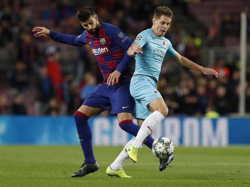 Na snímke zľava hráč Barcelony Gerard Pique a hráč Slavie Lukáš Masopust