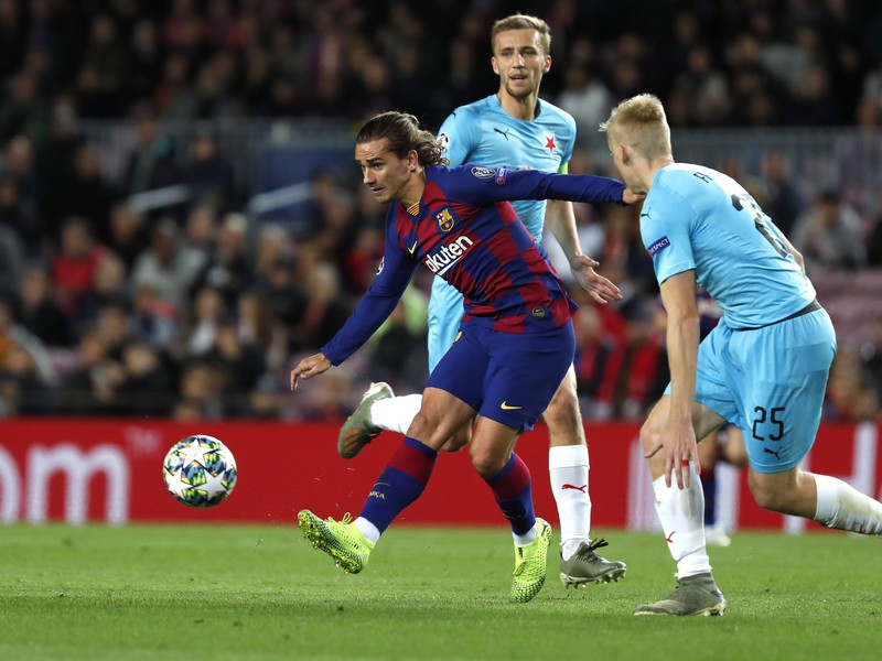Na snímke hráč Barcelony Antoine Griezmann (vľavo) a hráč Slavie Michal Frydrych (vpravo) v zápase skupiny F Ligy majstrov FC Barcelona - Slavia Praha