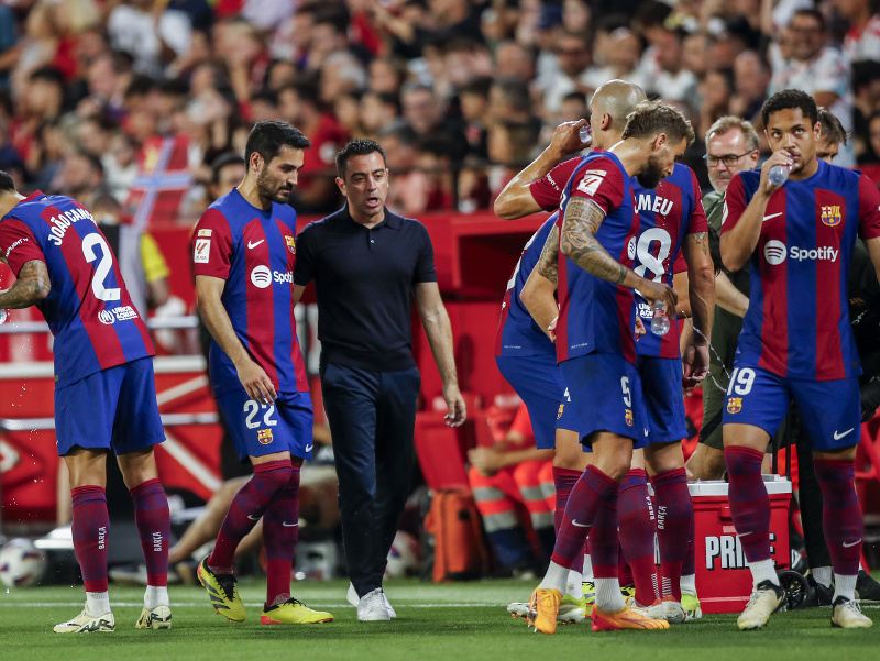 Futbalisti FC Barcelona, uprostred tréner Xavi Hernandéz