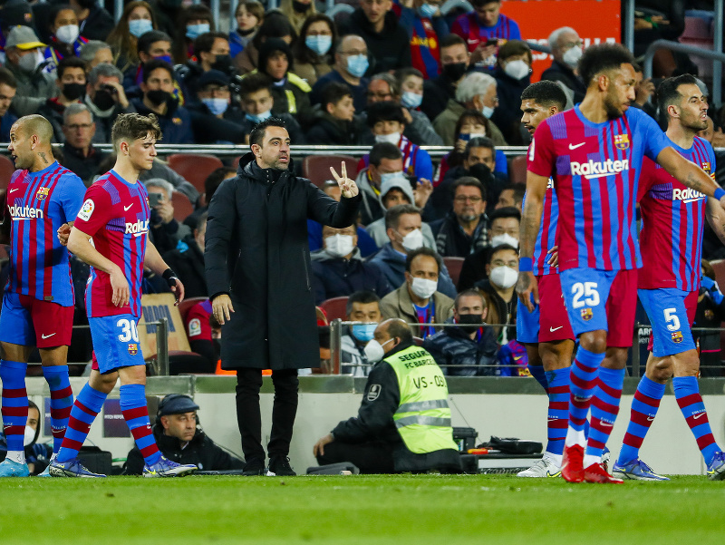 Manažér Barcelony Xavi dáva pokyny svojim hráčom