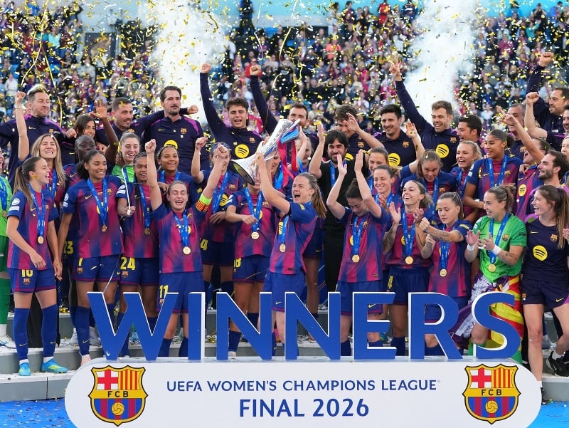 Na snímke hráčky FC Barcelona s trofejou 
