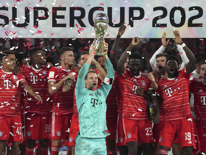 Futbalisti Bayernu Mníchov s trofejou pre víťaza Nemeckého superpohára
