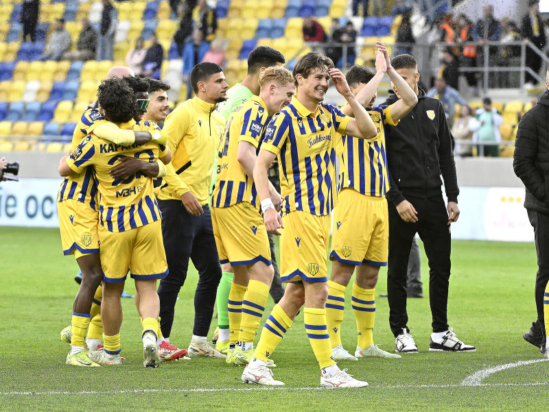 Radosť futbalistov Dunajskej Stredy po víťazstve vo finále play-off v Niké lige o Európsku konferenčnú ligu