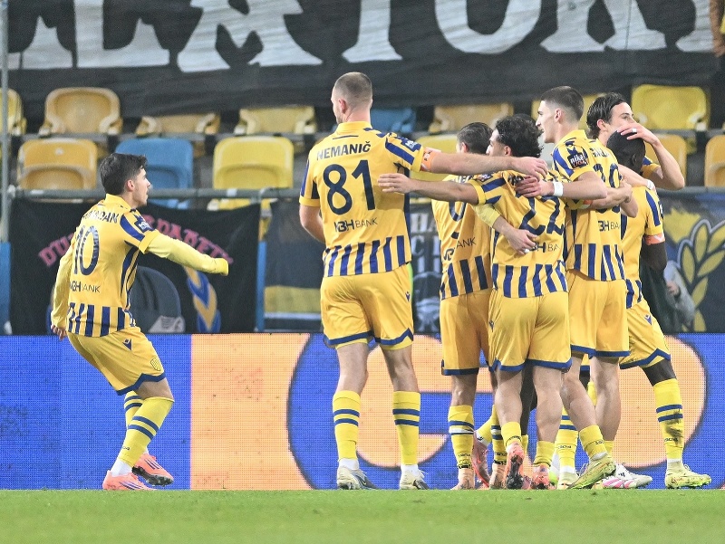 Radosť hráčov DAC po strelení gólu počas zápasu 17. kola futbalovej Niké ligy 