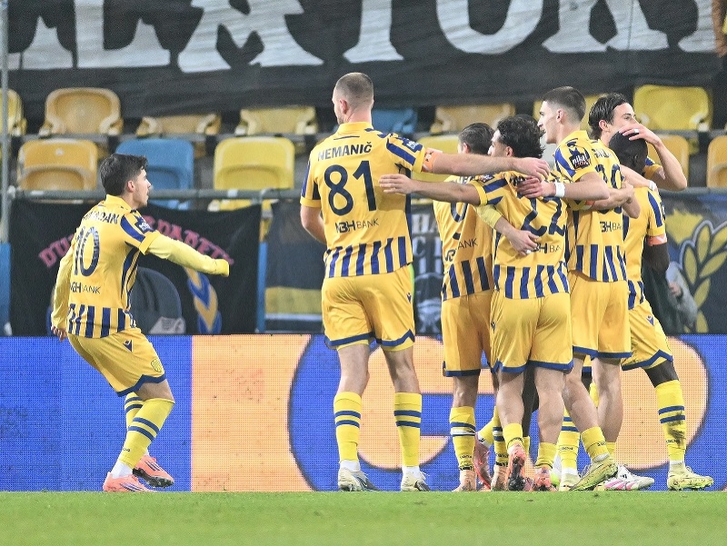 Radosť hráčov DAC po strelení gólu počas zápasu 17. kola futbalovej Niké ligy 