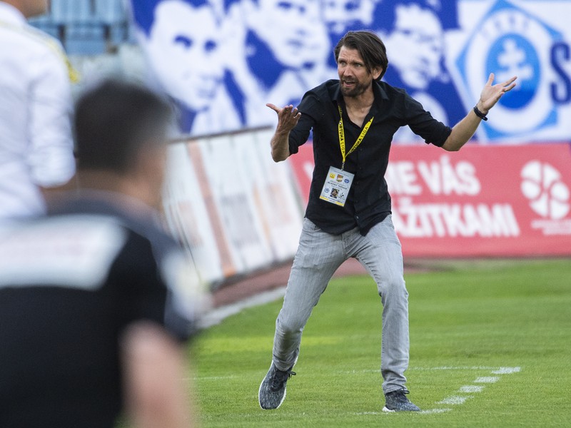 Na snímke tréner Dunajskej Stredy Peter Hyballa