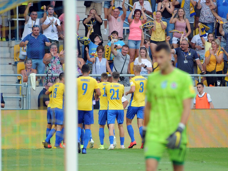 Radosť hráčov FC DAC 1904 Dunajská Streda (v pozadí) a brankár Dominik Greif z ŠK Slovan Bratislava (vpredu)