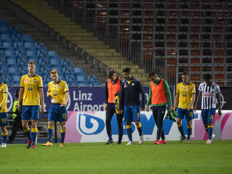 Smutní hráči FC DAC 1904 Dunajská Streda po debakli 0:7