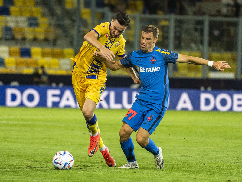 Na snímke zľava Milan Dimun (Dunajská Streda) a Darius Olaru (FCSB)