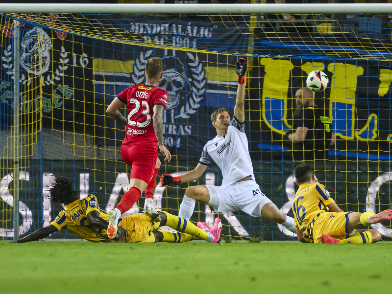 Na snímke futbalista Ziry Raphael Utzig (23) strieľa úvodný gól za chrbát brankára Aleksandara Popoviča (Dunajská Streda) 