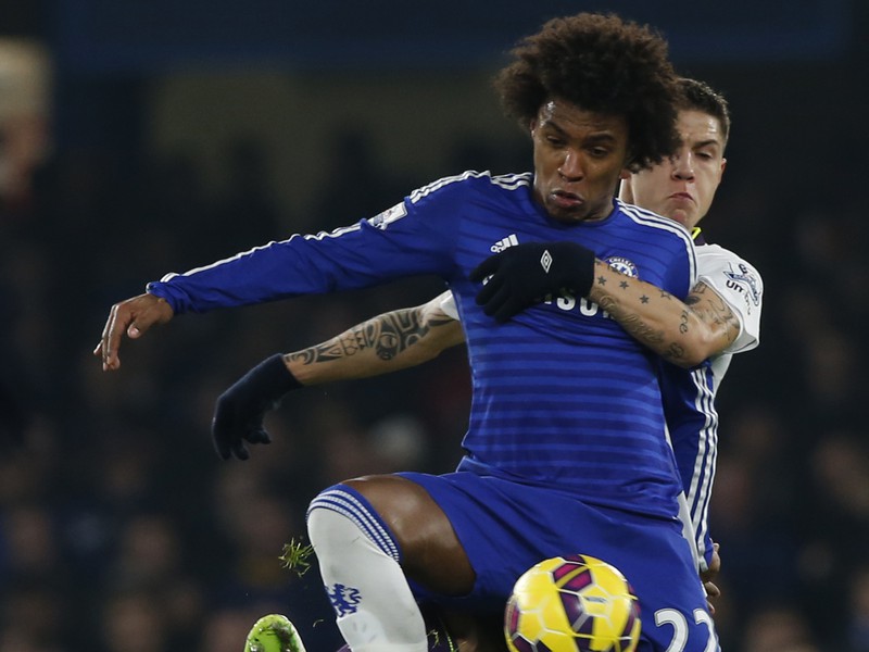 Willian a Muhamed Bešič v súboji o loptu