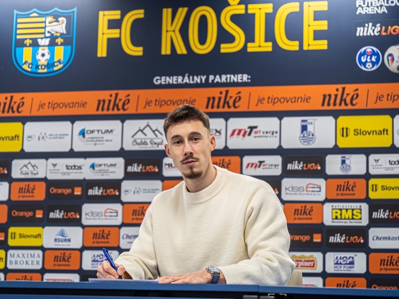 Filip Lichý pri podpise zmluvy