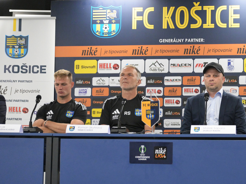 Na snímke sprava predseda Dozornej rady FC Košice a.s. Gergely Sántha, prezident FC Košice Dušan Trnka, športový riaditeľ klubu Marek Sapara, tréner mužstva Roman Skuhravý a kapitán mužstva Ján Krivák počas tlačovej konferencie FC Košice