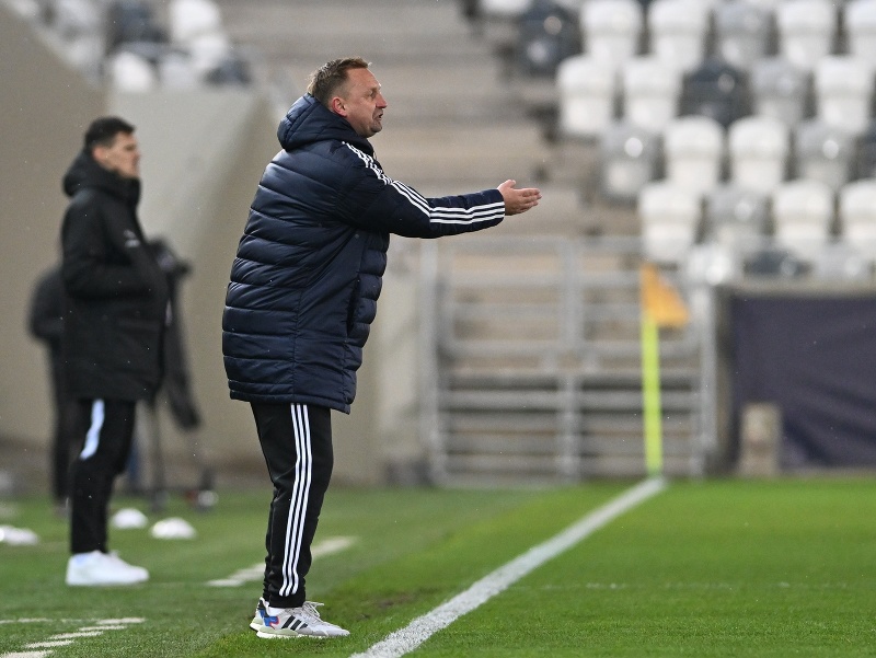 Na snímke tréner Košíc Peter Černák počas zápasu Niké ligy 