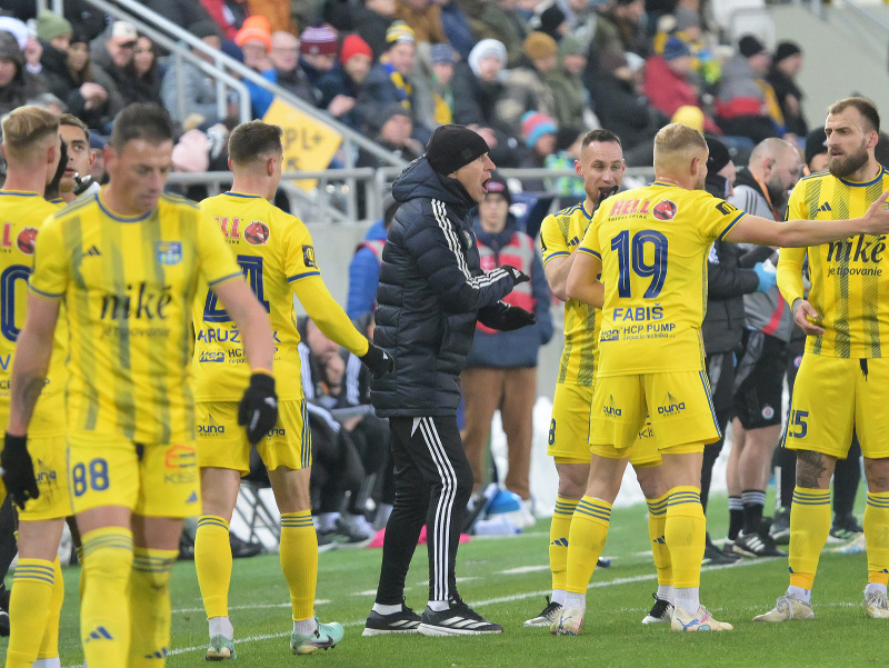 Uprostred tréner FC Košice Roman Skuhravý reaguje počas zápasu
