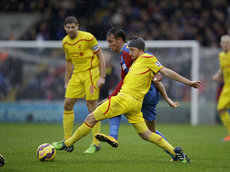 Marouane Chamakh a Joe Allen v súboji o loptu (v pozadí Steven Gerrard a Martin Škrtel)
