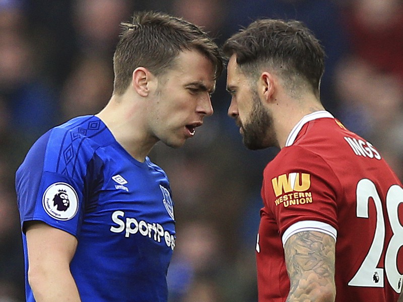 Danny Ings a Seamus Coleman pri výmene názorov