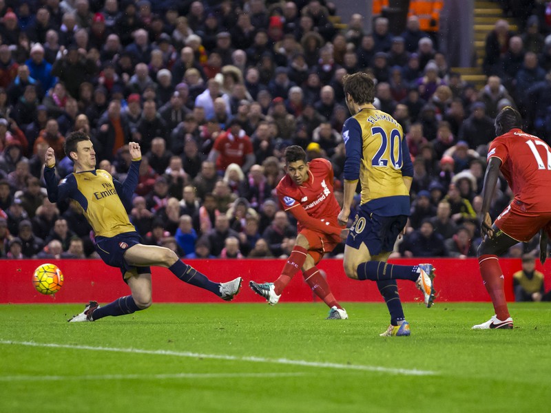 Roberto Firmino strieľa gól Liverpoolu