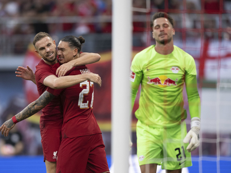 Jordan Henderson a Darwin Núňez oslavujú gól Liverpoolu