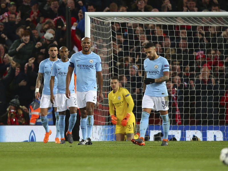 Sklamaní hráči Manchesteru City v zápase proti Liverpoolu