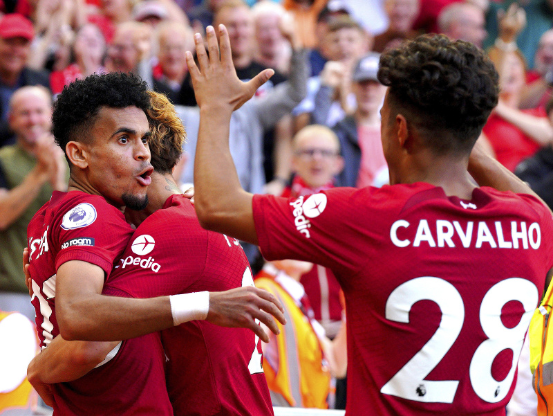 Hráči Liverpoolu oslavujú gól, vľavo je Luis Díaz