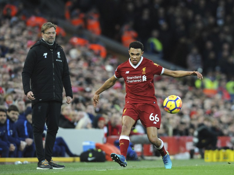 Alexander-Arnold, v pozadí prizerajúci sa Jurgen Klopp